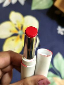 Vibrant Red Lipstick NON - USED ( FREE DELIVERY)