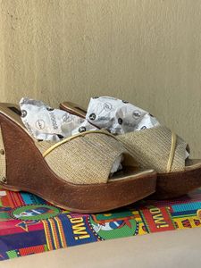 mochi Golden wedges footwear