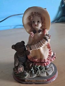 Da Vinci Figurine - Girl and Teddy Bear
