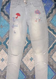Stylish Light Wash Jeans with Applique