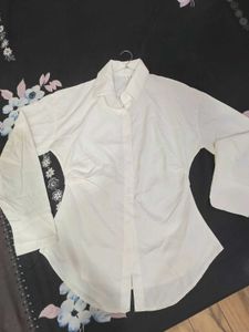 Chic White Button-Up Shirt with Cinched Waist