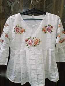 White Chikankari Kurta with Floral Embroidery🤍🌸