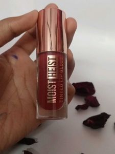 Vibrant Liquid Lipstick with Rose Petals