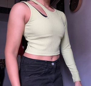 New Bebe Cut-out Single Sleeve Top🍈