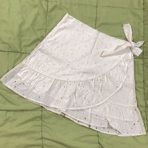 White Broderie Anglaise Wrap skirt ✨✨