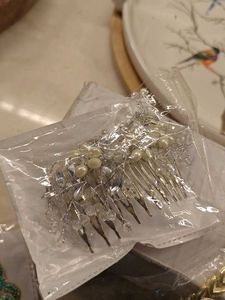 EAR, HAIR AND HAND ACCESSORIES