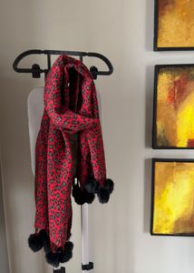 woollen Scarf with Pom- Pom Tas