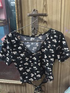 Cute Black Floral V-Neck Crop Top