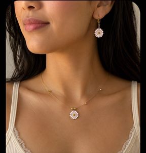Daisy Flower Necklace and Earrings Set