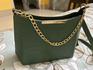 Chic Green Croc Embossed Chain Bag