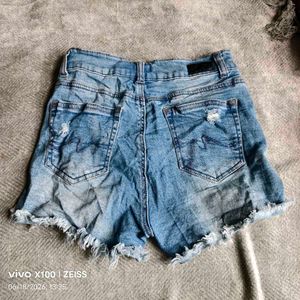 4116. Blue denim shorts