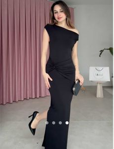 Elegant Black One-Shoulder Maxi Dress
