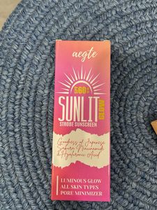 Aegte Sunlit Glow Strobe Sunscreen SPF 60