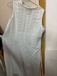 Chic Sleeveless White Button-Up Dress