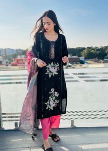 Elegant Black Kurta Set with Floral Embroidery
