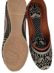 Embroidered Black Juttis