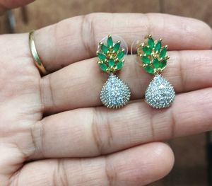 Unused Beautiful Green & Silver drop Earrings