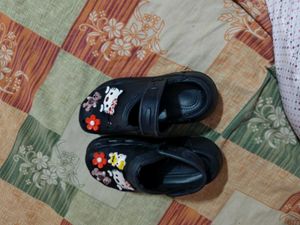 Cute Black Clogs with Charms 5 no.