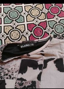 Trendy Graphic Print Mesh Top