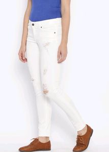 VERO MODA RIPPED JEANS