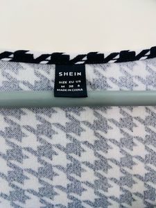 Chic Black &amp; White Houndstooth Top