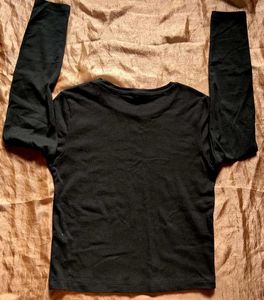 Black Fitted Round-Neck Top | Long Sleeves
