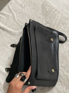 Medium Sling Bag
