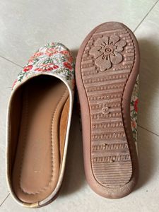 Kiana Embroidered Flat-shoes Size UK4