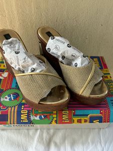 mochi Golden wedges footwear