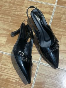 Chic Black Slingback Heels
