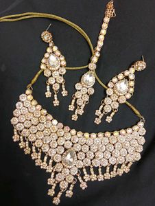 Exquisite Kundan Necklace Set with Earrings