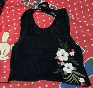 Black Crocheted Floral Crop Top🩷