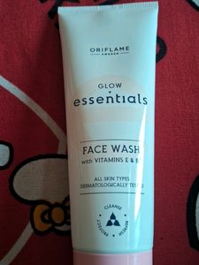 Oriflame Glow Essential Facewash With Vitamins E And B3