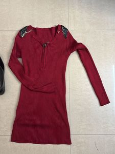 Chic Ribbed Maroon Top with Zipper Detail