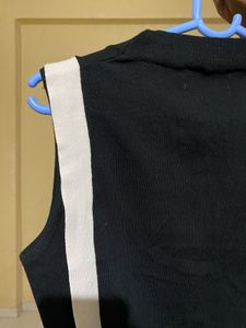 Sleeveless Knit Top with White Stripes
