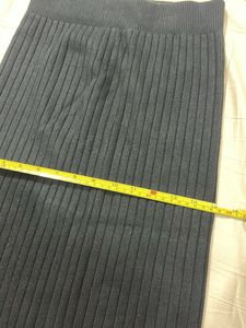 Chic Ribbed Midi Skirt with Side Slit