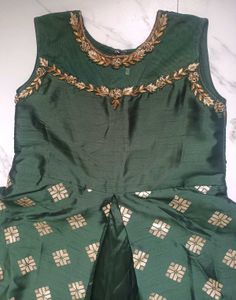 Elegant Green Ethnic Dress🥻