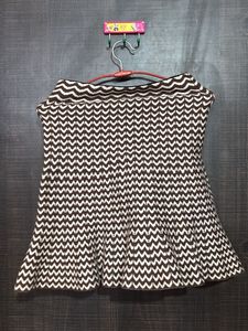 Mini Flared Strechable Skirt. Pencil Fitting