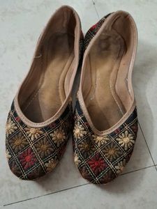 Embroidered Juttis