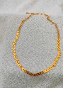 Elegant Gold Leaf Pattern Necklace