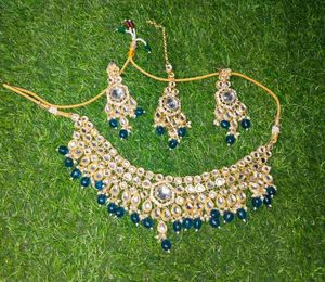 Exquisite Kundan Necklace Set with Earrings