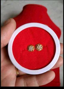 Elegant Gold Stud Earrings with Diamonds