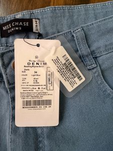 Women Light Wash Denim Cut-Off Shorts