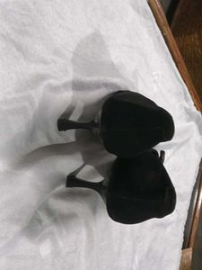 Chic Black Pointed Pumps