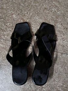 Chic Black Patent Flip-Flops it's a new