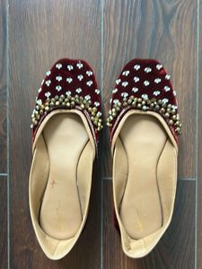 Embellished Velvet Juttis size 40