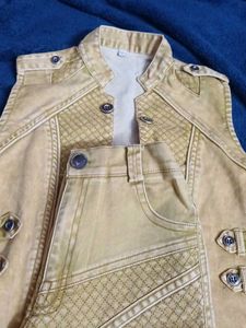 Stylish jacket and shorts set