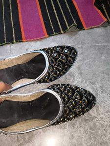 Embroidered Ethnic Style Juttis