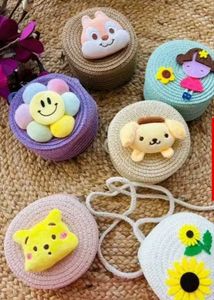 Charming Daisy Round Straw Crossbody Bag