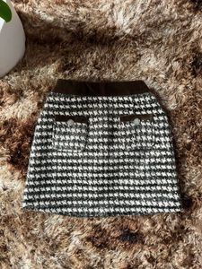 Chic Houndstooth Mini Skirt